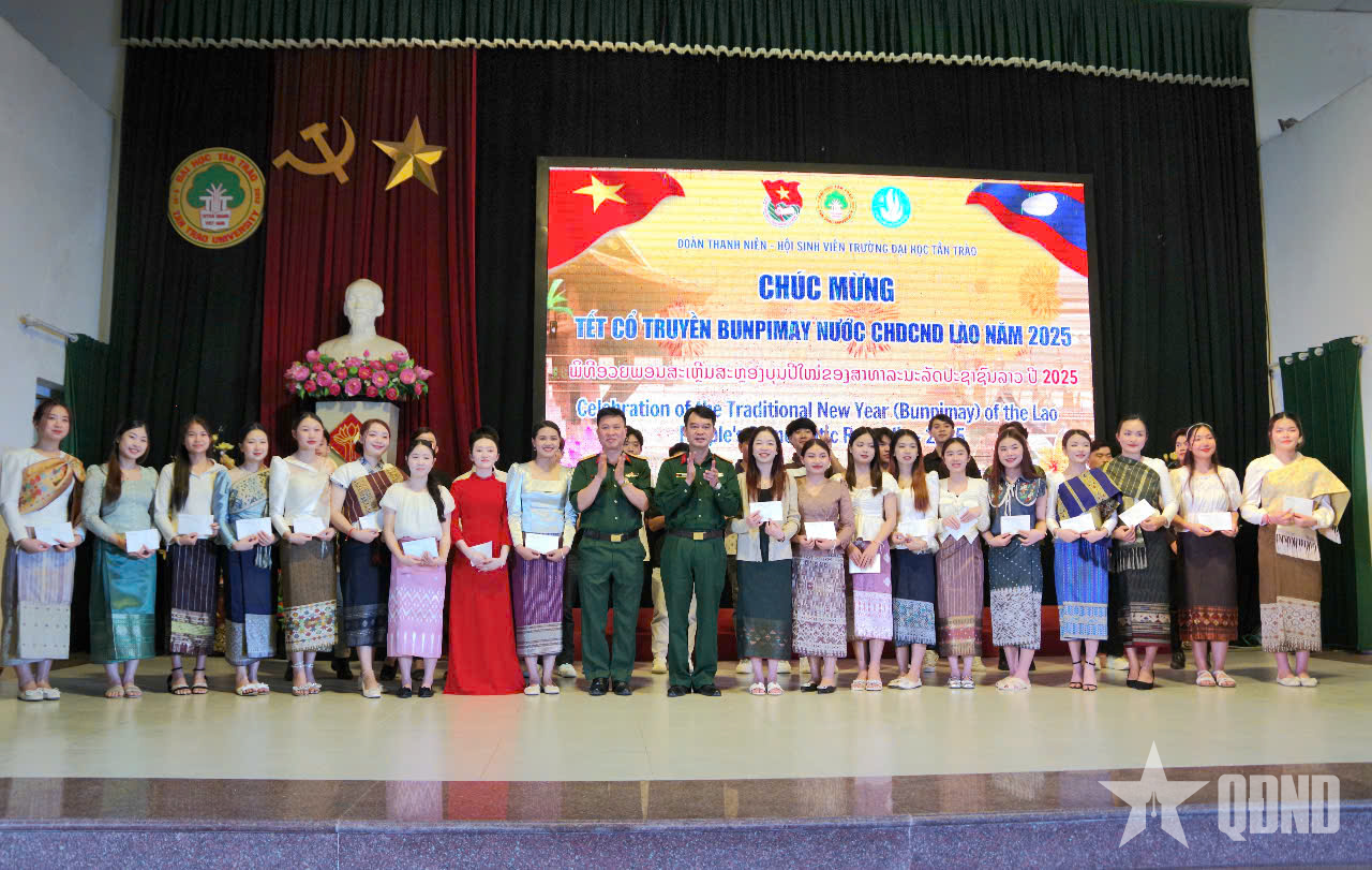 Bộ CHQS tỉnh Tuyên Quang tặng quà sinh viên Lào